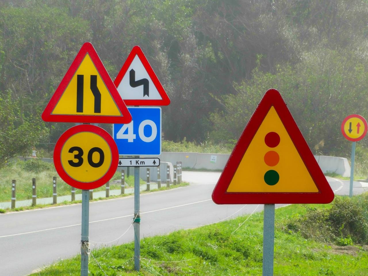 무료 이미지 : 기호, 도로 표지판, 간판, 레인, 신호등, 정지 신호, 하부 구조, 중지, 모양, 신호들, 교통 표지판 ...